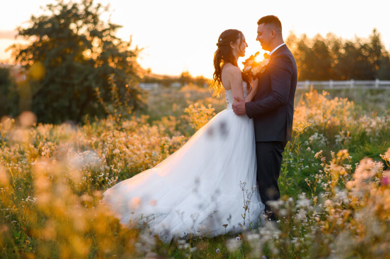 beau-portrait-couple-mariees-aimantes-debout-terrain-se-regardant-amour-etreignant-jolie-fille-robe-mariee-beau-marie-paysage-naturel-coucher-soleil