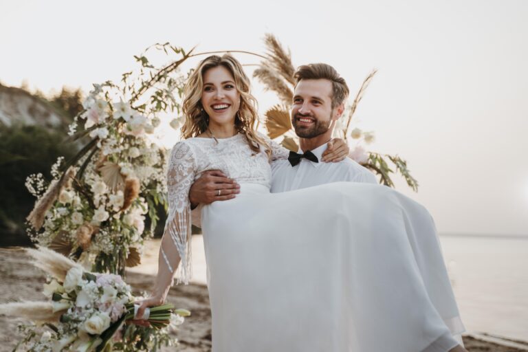 jeunes-maries-ayant-mariage-plage-1