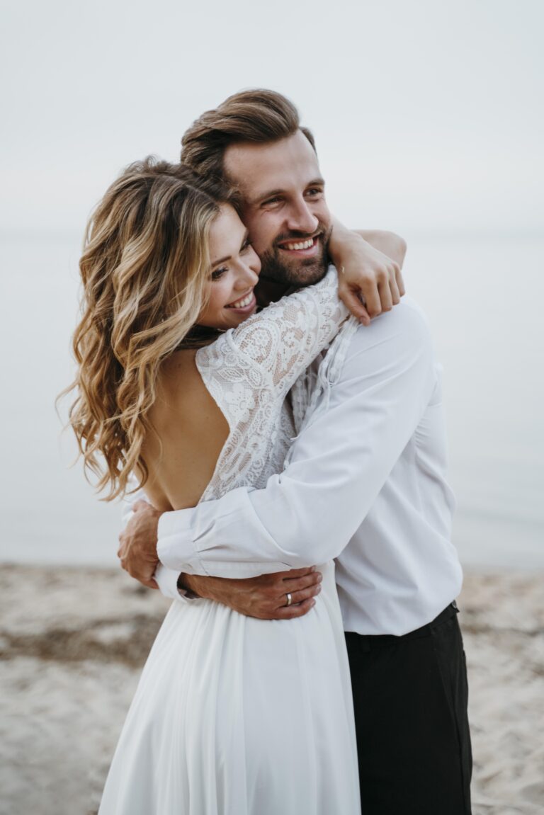 jeunes-maries-ayant-mariage-plage