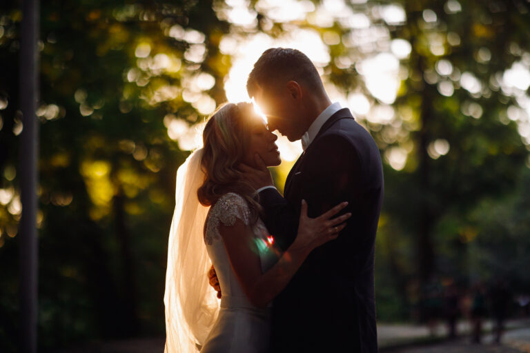 soiree-soleil-ete-fait-aureole-autour-du-beau-couple-mariage